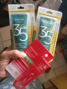 Product Review of [TWINPACK] WARDAH UV Shield Acne Calming Sunscreen - Skincare from m**_ 1