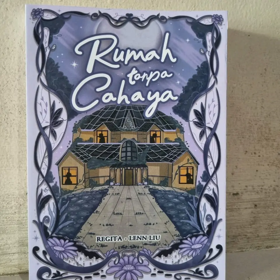 Buku Novel Rumah Tanpa Cahaya karya Regita - Lenn Liu soft cover
