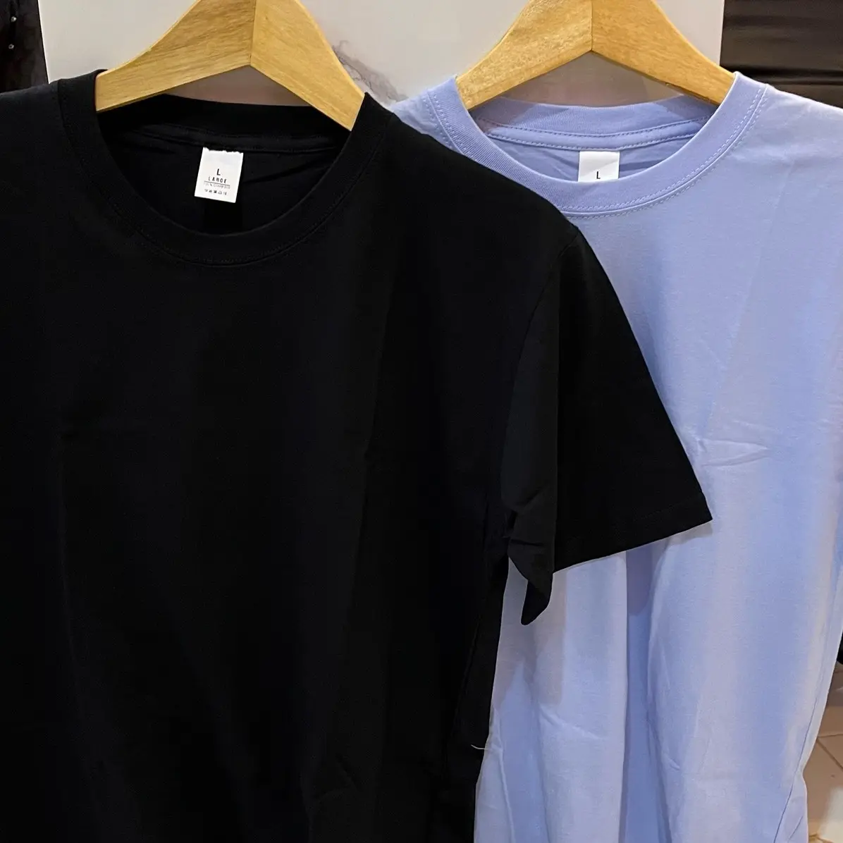 Kaos polos katun premium.