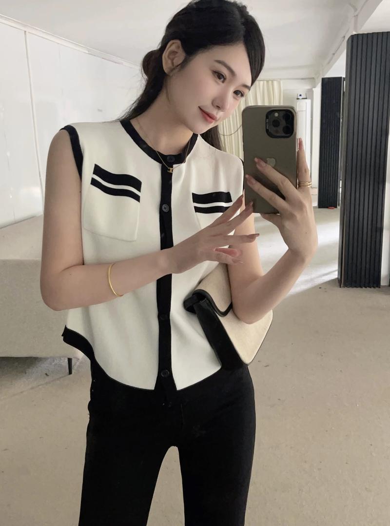 Product Introduction of MODA Button Down Two Tone Side Pocket Oversize Knitted Top 837 5