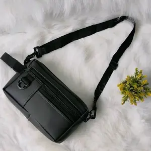 Hannah Hanbag Pria Tas Selempang Pria Warna Hitam Dengan Desain Modern Dan Tali Adjustable