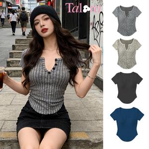 Talora เสื้อไหมพรมแขนสั้น คอวีมีกระดุม ลายริ้ว เข้ารูปน่ารัก ใส่สบาย 4 สี ไซส์ S M L XL