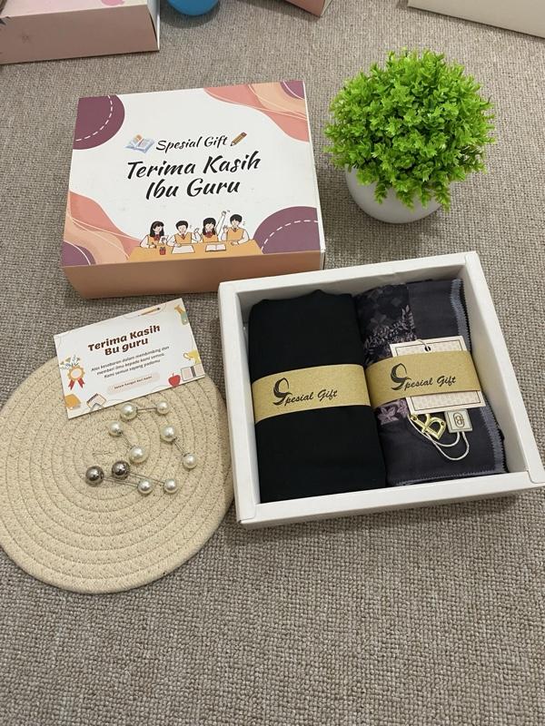 Hampers hijab segiempat buckle motif dan polos senada