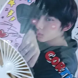 (FREE 1 PHOTOCARD) Kipas COER - Kpop Hand Fan Korea Merchandise Unofficial