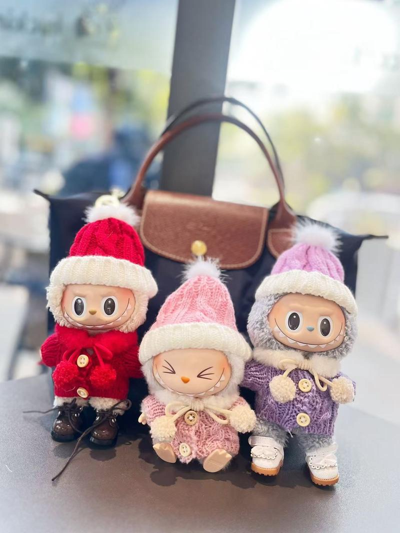Product Introduction of 34.Doll clothes macaron generation 2 generation rabu cloth pink. Purple. Red wooden button sweater, ball ball scarf , beanie, hat rabu cloth cute warm pendant to wear 3