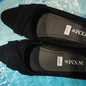 WXM Sepatu Wanita Hitam Model Flat Shoes dengan Desain Elegan dan Nyaman untuk Penggunaan Sehari-hari
