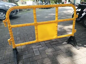 pembatas jalan plastik / safety fence / road barrier
