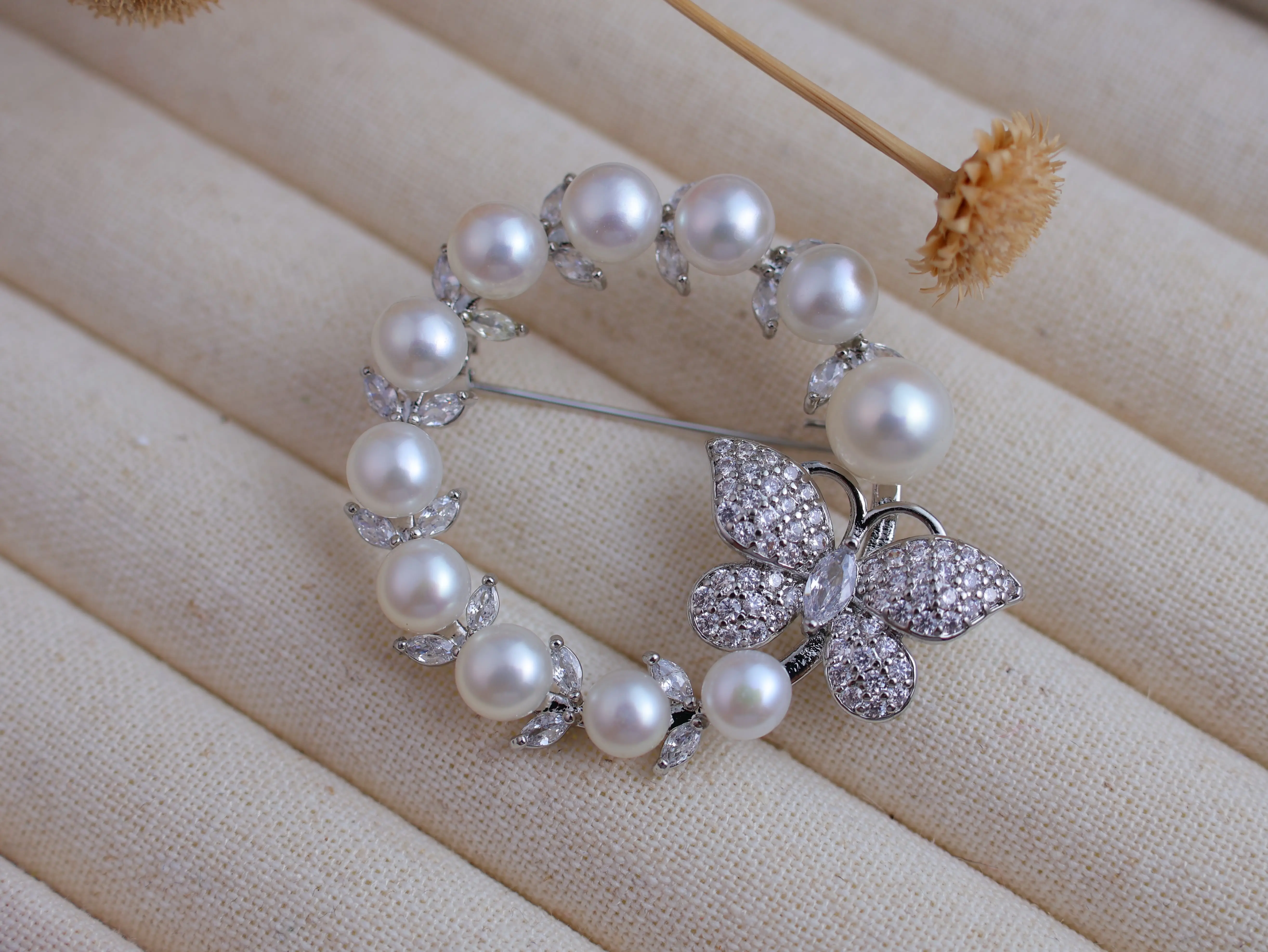 BR054  DS Natural Freshwater Pearl Brooch,  5.5mm to 8.5mm White Pearl