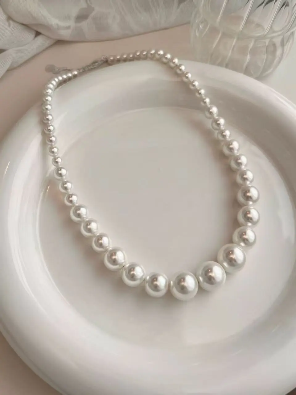 LIVIA-Gradual bead chain from small to large, nearly circular, white, strong light, short neck, collarbone chain
