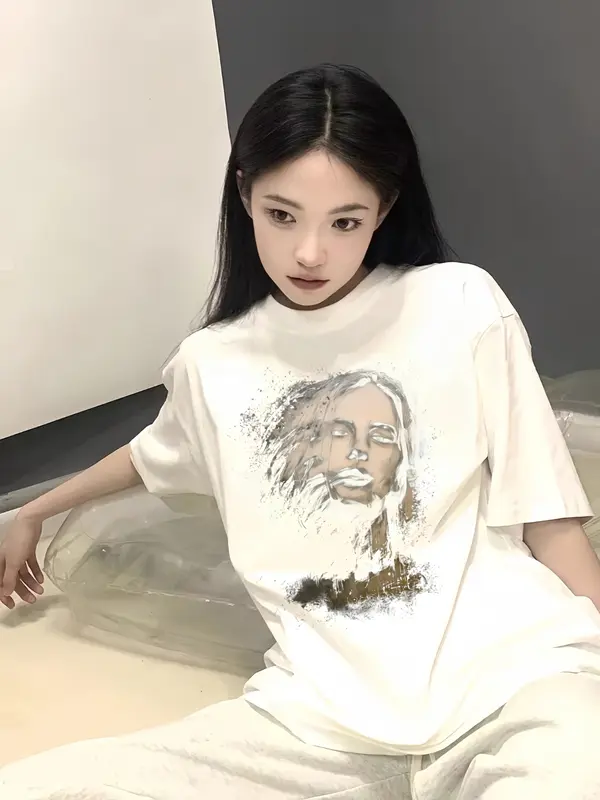 J&W 2025 T-Shirt katun untuk musim panas | Vintage/Cetakan Potret | Kemeja Oval Lengan Pendek | Gaya Gelap High Street | Atasan Longgar | Kemeja Fashion Anak Perempuan | Kaos Bergaya Korea | baju lebar | baju lucu / Panjang Fit Santai Lembut Nyaman 2