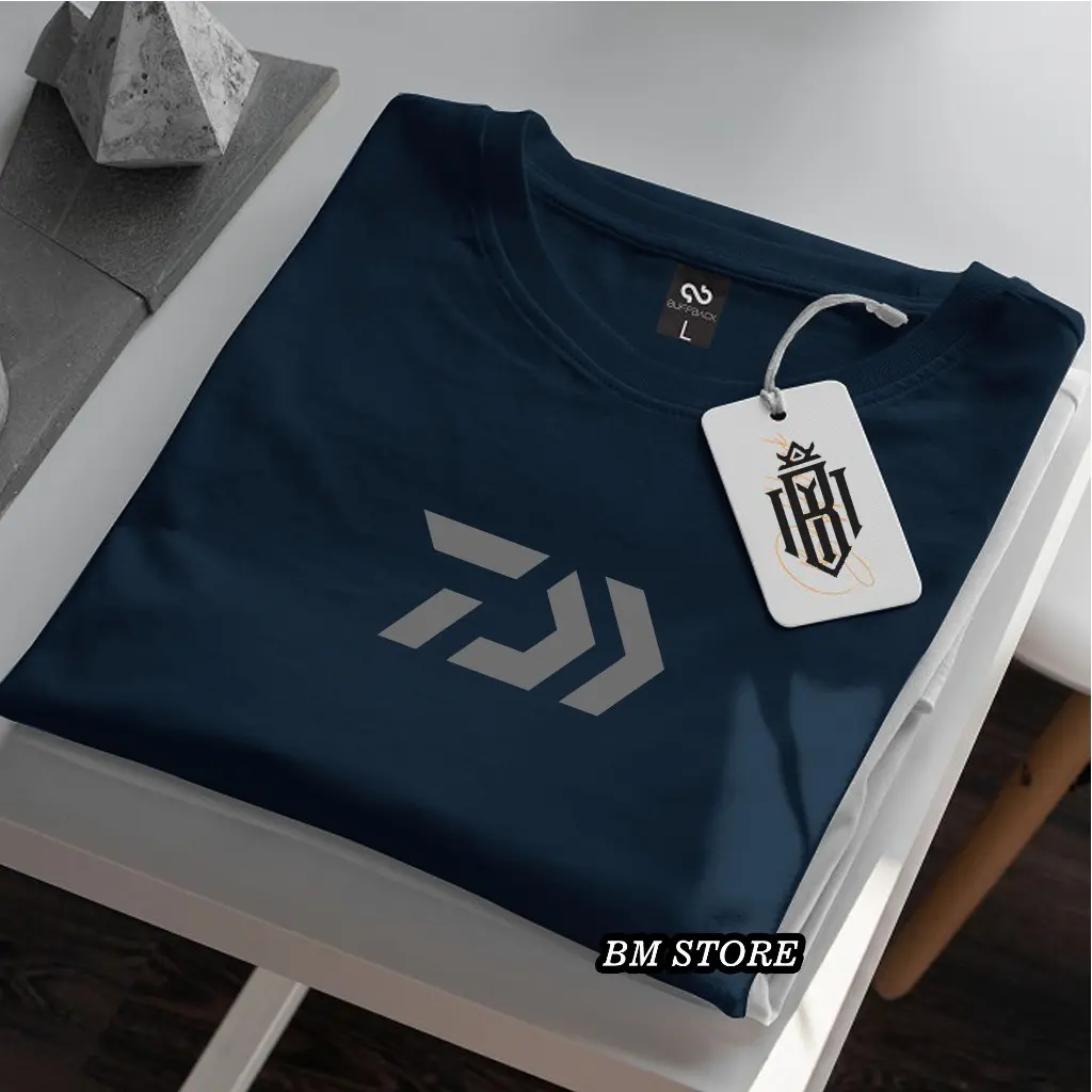 COD !!! Baju Kaos Distro Daiwa Text Silver Premium Quality Kaos Cotton Combed 30s Lengan Pendek T-Shrit Koas Unisex Pria/Wanita