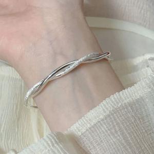 Vòng tay Möbius mạ bạc phong cách Nhật Bản và Hàn Quốc cho phụ nữ, trang sức thanh lịch, cao cấp, đa năng và tinh tế, phù hợp với trang phục hàng ngày.