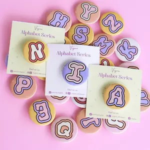 Made by Virginia Bros Pin 32MM Huruf Meleleh Lucu Virginia Alphabet Series Aksesoris Tas Y2K Pin Bag Warna Pastel Menarik Cocok Untuk Tampil Beda Dan Lebih Percaya Diri