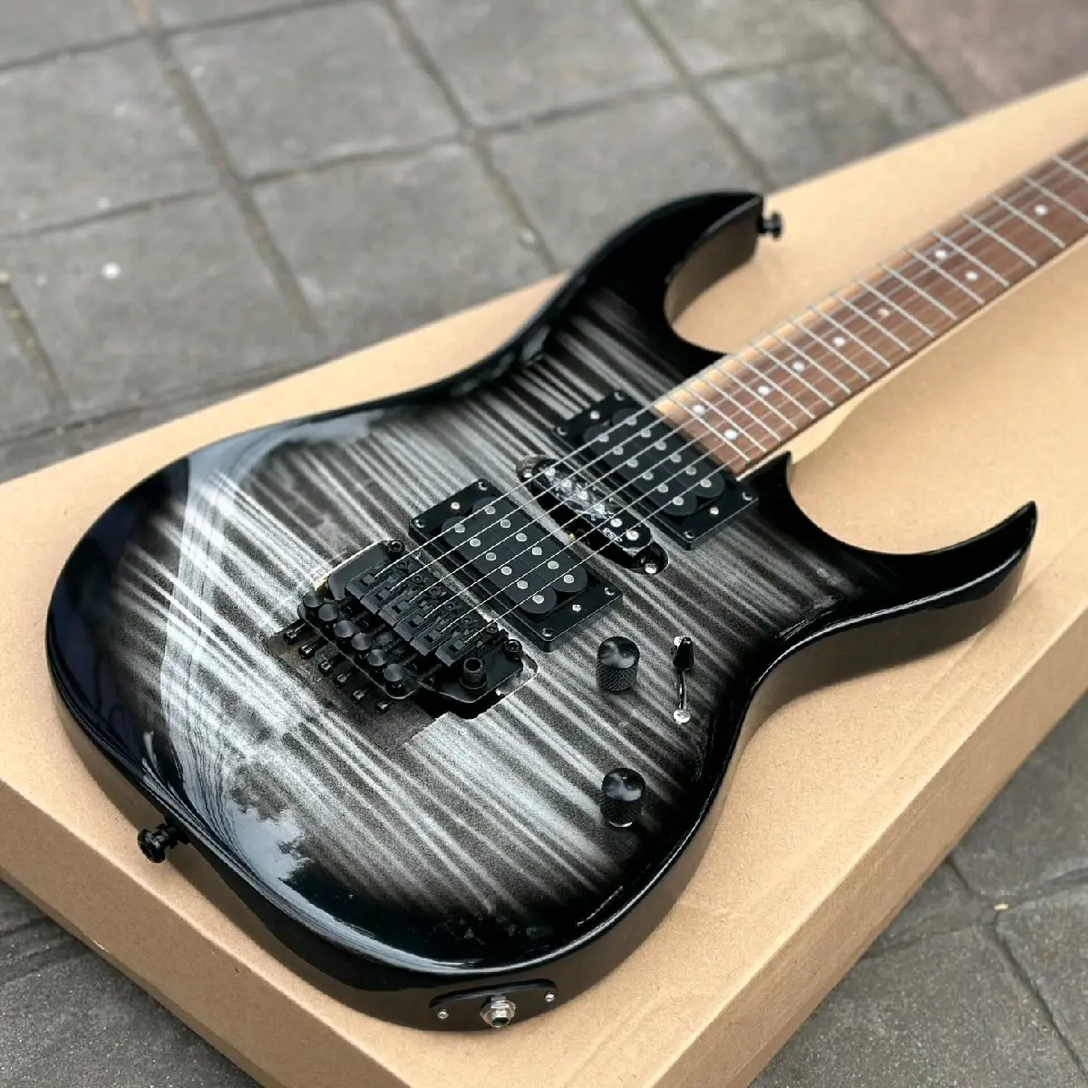 Difergio GITAR ELEKTRIK LEOPARD ORIGINAL MODEL IBANEZ Alat Musik Modern Kayu Neck Maple Fretboard Maple/Rosewood Asli Produk Lokal Body Standart Indonesian Wood Pickup Impor Bridge 6 Saddle Tremolo Updown Black/Crome Strings 0942 Nickel Plated - Guitar