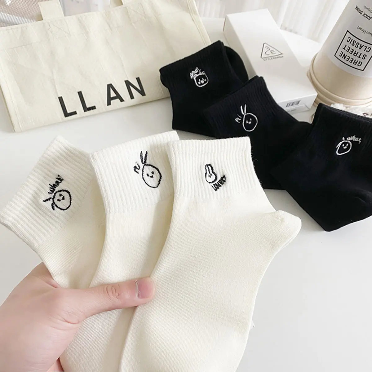 Tất Cotton, 3 Đôi, Chất Lượng Cao, Thời Trang Mùa Hè, Dễ Phối Đồ, Màu Trơn, Màu Đen, Mềm Mại, Thích Hợp Cho Thể Thao, Thiết Kế Hoạt Hình, Dành Cho Nữ