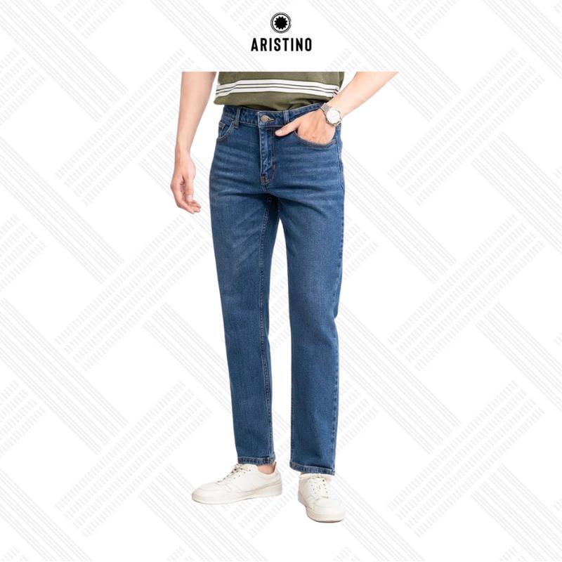 Quần jean Nam Aristino phom dáng Regular fit chất liệu cotton mềm mại, xốp nhẹ, thoáng khí, mang lại cảm giác dễ chịu khi mặc AJN03602