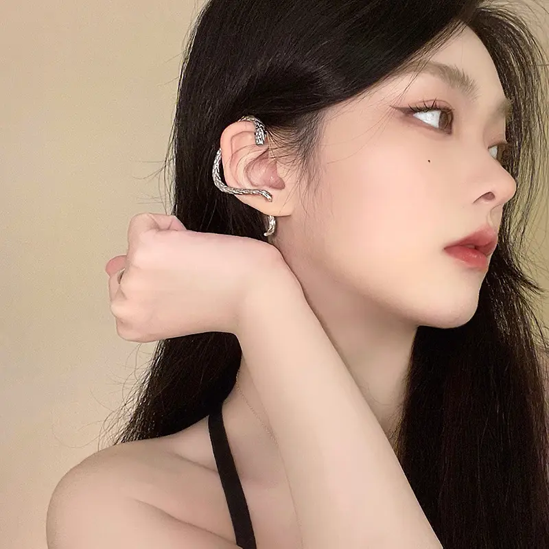 Anting-anting Model Ular Minimalis untuk Perhiasan Spesial - Earrings 1