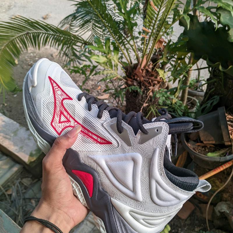 sepatu volly Mizuno momentum 3 terbaru 2024 grade ori pria model Mid size 39-45 0