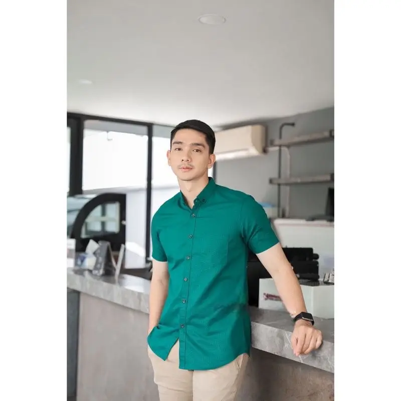 KEMEJA POLOS CASUAL PRIA LENGAN PENDEK SLIM FIT WARNA HIJAU BOTOL