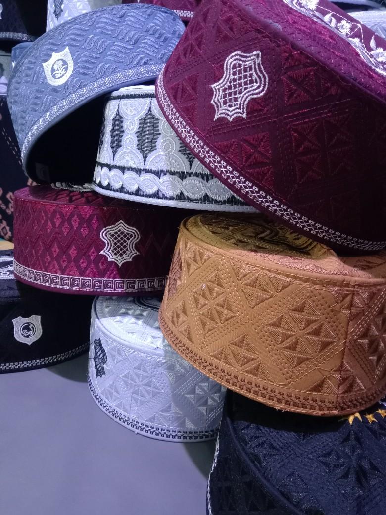 Product Introduction of Peci Asaghofah, Songkok Kopiah Pria Muslim Asaghofah Logo Terompah Warna - Desain Unik Hitam, Lingkar Kepala 51-59 cm - Motif, Dewasa 1