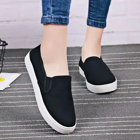 Sepatu Slip On Wanita Terbaru Putih Hitam Simple Elegan Tinggi Kualitas Shoes 4