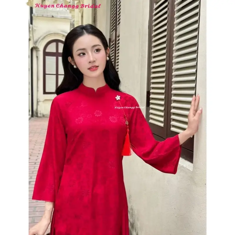 Áo dài lụa gấm cao cấp mang phong cách trẻ trung năng động