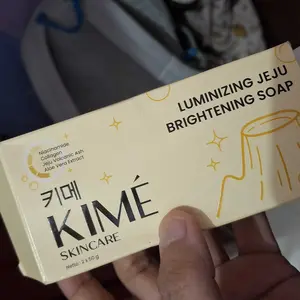 [BISA COD] KIME LUMINIZING JEJU BRIGHTENING SOAP 100Gr - Volcanic Ash Charcoal Niacinamide Collagen | Sabun Mandi Pemutih Badan Wajah Glowing Natural Mencerahkan Muka Kulit Tubuh Kaki Tangan Ketiak Whitening Booster Eksfoliasi Flek Hitam