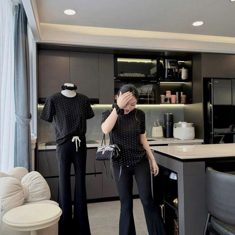 Set áo chấm bi tay ngắn phối quần loe chấm bi