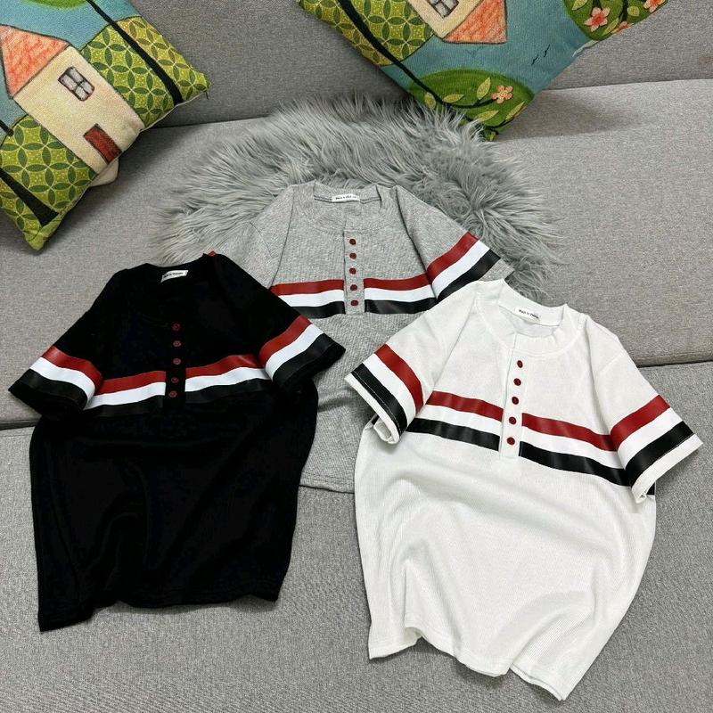 (DEAL MỞ BÁN GIÁ TỐT) Áo thun babytee 3 sọc cổ 5 cúc hot trend 2025 Dễ mặc FORM NHỎ GỌN