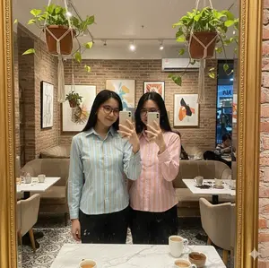 Wispie Girl Boss Fitted Shirt Kemeja Kerja Wanita Fit Garis Stripe Karet Lembut Warna Pink Hijau Biru Krem Nyaman Panjang Unik Motif Muda Size M L XL