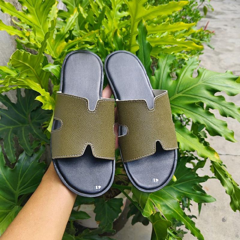 Dép Quai Da màu Xanh Rêu Nam Nữ Đế Cao Su Giả Gỗ & Đế Đen Cứng Chữ Hát 2025 Mùa đông Ngoài trời Mùa Hè đủ kích cỡ từ 38 đến 43