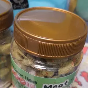 Olive Care MEAT & TREAT Freeze Dried Cat Grass Cube Snack Cemilan Kucing Tinggi Serat dan Protein atasi Hairball Bulu Rontok Penyebab Batuk, Tidak Nafsu Makan, Sembelit, Diare | Daging Ayam, Wheatgrass, & Carrot Flakes untuk Pencernaan dan Sistem Imun