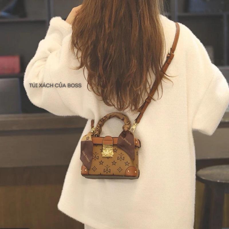 Túi STORE MISS GAIL thương hiệu HongKong cao cấp, thiết kế sang chảnh phù hợp mọi phong cách kèm khăn lụa, da vân togo bền bỉ, đa phong cách đi chơi, đi làm.  Xách tay/ đeo chéo. Full box hãng - MG1383-7