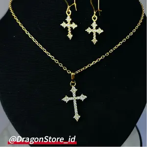 DS 1Sett CC Kalung Salib+Anting Salib Lapis Emas 18K Hanya Kadar emas dikit saja Perhiasan Emas Desain Minimalis Plus Permata dan berlian buatan Elegan Earrings