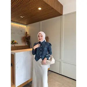 Flower Blouse Korean Look - Atasan Motif Bunga dengan Desain Elegan dan Warna Netral Modern