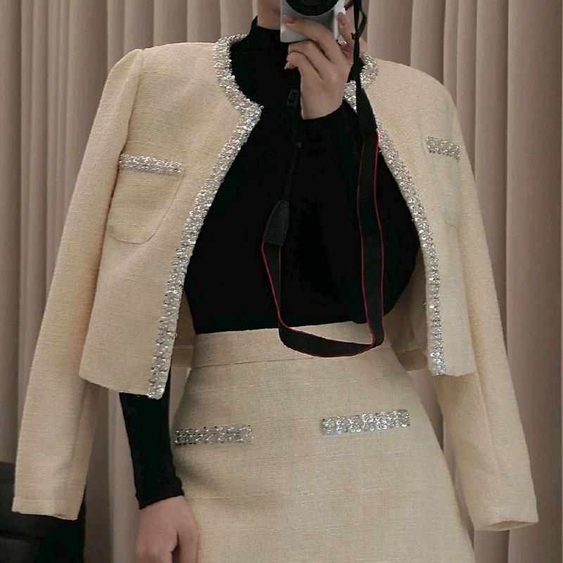 Set thiết kế ED222 set dạ áo + chân váy ngắn lót quần kèm hộp,chất dạ lì vừa đủ không dày lên dáng gọn chạy viền kim sa nổi bật kèm túi giấy