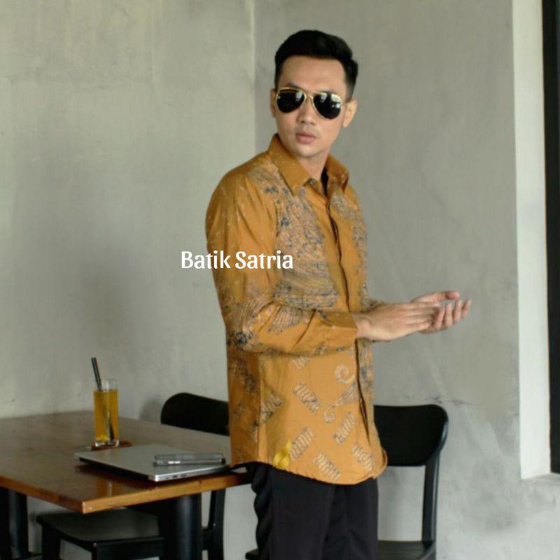 Product Introduction of Batik Satria - Baju Batik Slimfit Motif Wulu gold cowok Mewah - Kemeja Batik Pria Modern Lengan Panjang Lapis Furing Premium Casual Atasan 3