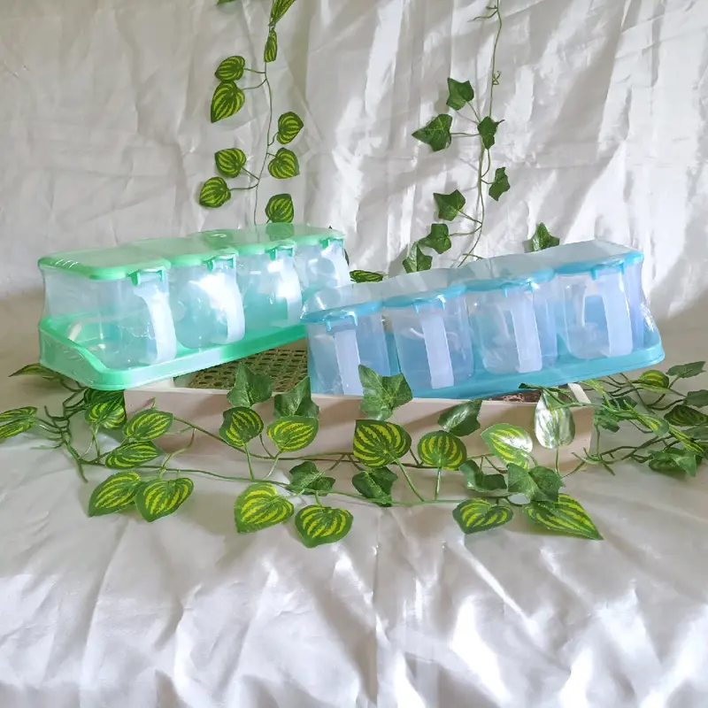 Tempat Bumbu Set 4 in 1 Wadah Bumbu Set Sekat 4 dengan Tutup dan Sendok Dapur Garam Kitchenware Salt 4
