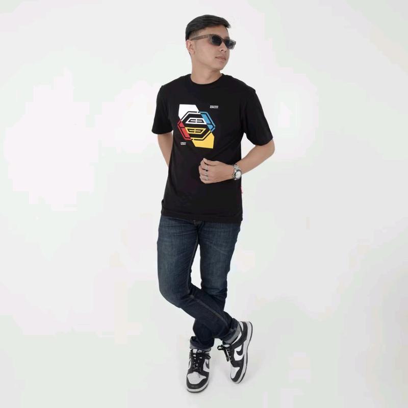 T-shirt skaters refraction UG027 hitam lengan pendek unisex. Kain Kaos Katun Combed Tangan Nyaman Tebal Distro Cowok Bandung Sablon Polyester Baju Pria Lembut Wanita Polos Dewasa Panjang High 5