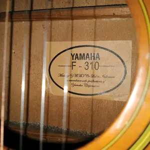 Yamaha Produk Gitar F-310 dengan Kabel Tipe C untuk Hiburan Dibuat di Indonesia