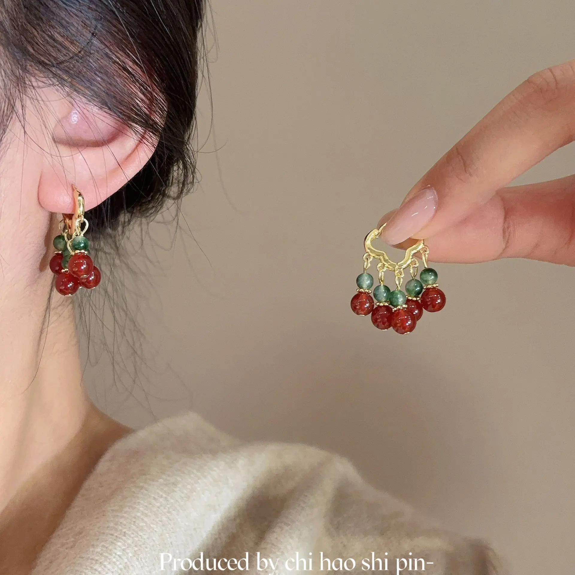 New Chinese-style court-style beaded earrings for women. They have a light luxury, retro, high-end and noble style. These earrings can make the square or round face look smaller