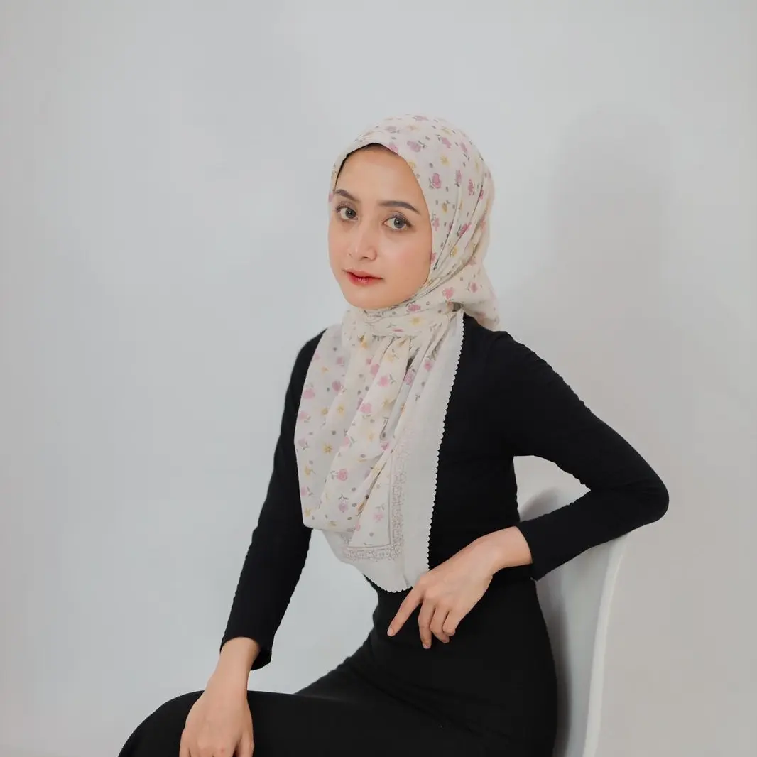 Hijab Segi Empat Motif White Flower By Ovii