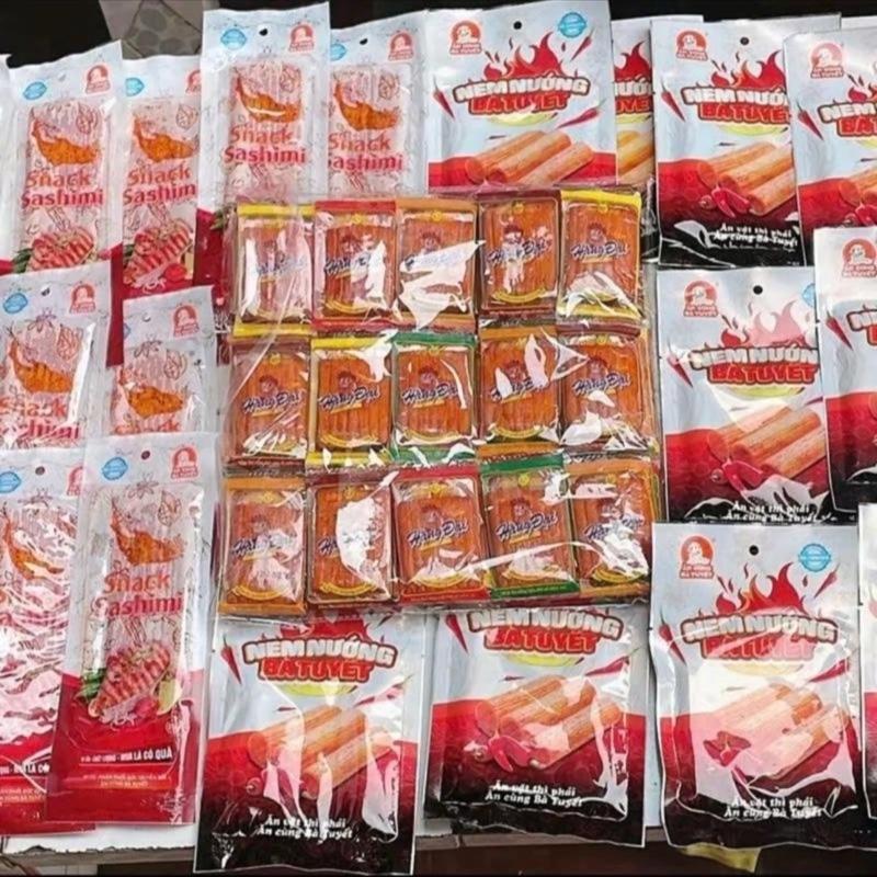 Combo 90 món đồ ăn vặt:60 gói sườn dê nướng hằng đại 10 gói bò kobe bà tuyết,10 gói sasimi bà tuyết,10 gói nem nướng phên bà tuyết Ăn Vặt