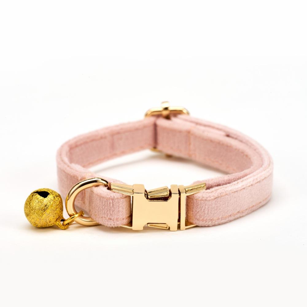 Collar Kucing Velvet Soft dengan Lonceng Emas & Buckle Ajustable | Soft Velvet Cat Collar with Gold Bell & Adjustable Buckle
