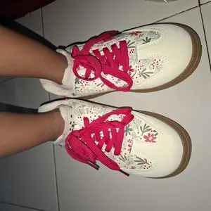 BOMBBEAR 3303 Sepatu Sekolah Anak Dengan Fashion Sneakers Tali Kulit Sintes Premium, Kualitas Nyaman Lentur Ringan Desain Ergonomis untuk Aktivitas Aktif Si Kecil! warna Hitam dan Putih dengan ze 26-37