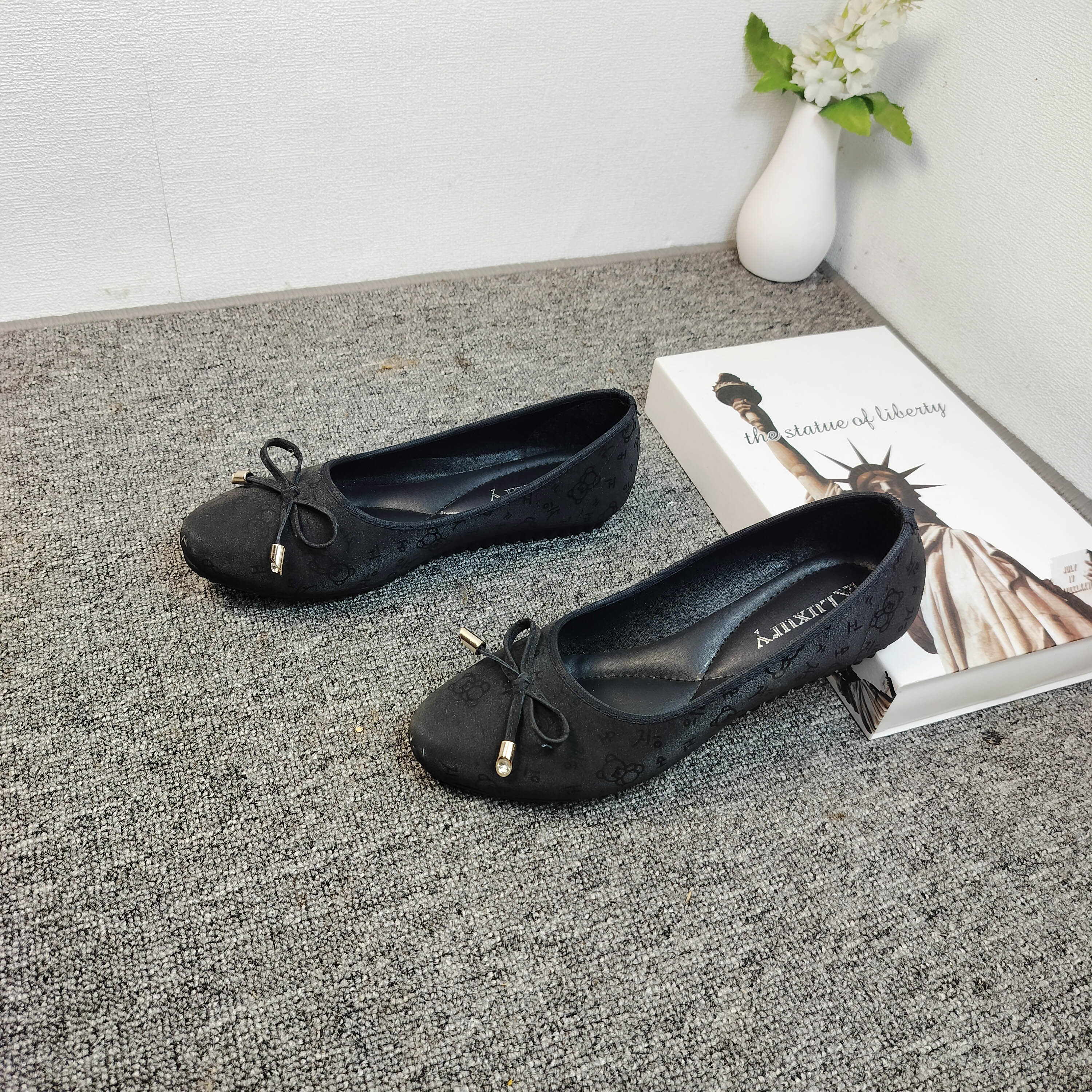 Sepatu Wanita Flatshoes Motif Labubu Variasi Tali Pita Permata Super Empuk