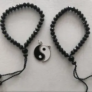 gelang manik kristal hitam kapel dengan hiasan cinta atau persahabatan