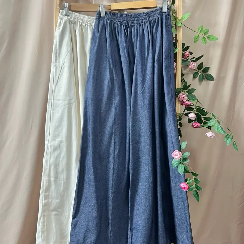 Naya Flare Jeans; Wide cutting in Denim and White