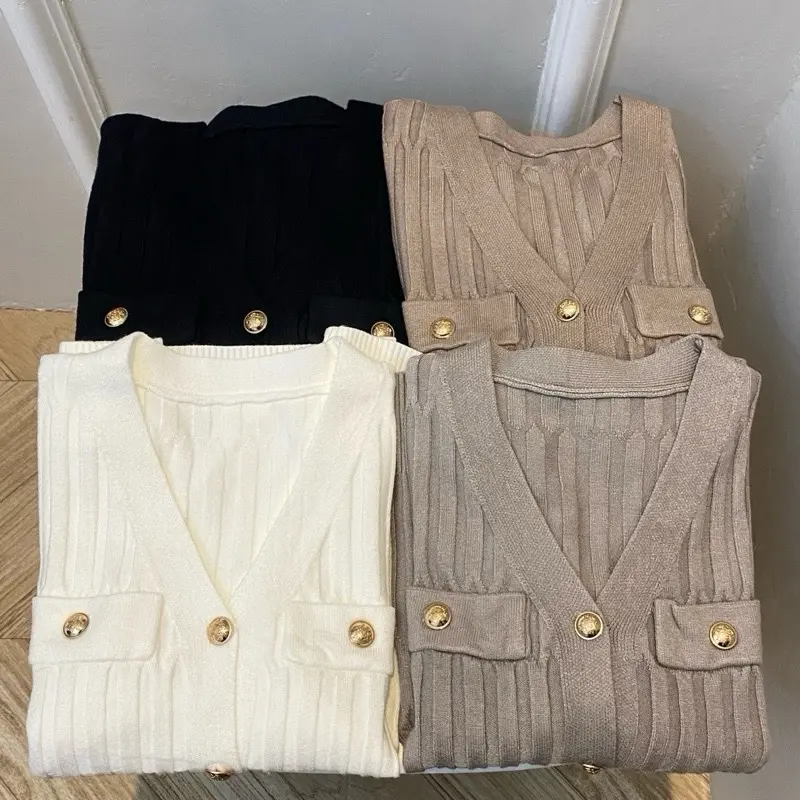 Knitwear Wanita Halus Gold Buttons 6