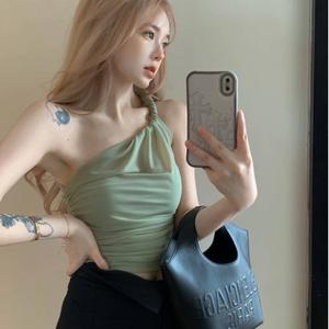 เสื้อครอป ไหล่เดี่ยว มีซํบใน ผ้าซีทรูทรงเกาะอก ดีเทลผ้าม้วนตรงไหล่ สม็อคด้านข้างลำตัว เสื้อยืด